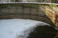 Blick in die Güllegrube im Winter