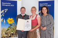 Johann und Monika Mayerhofer sowie Ministerin Michaela Kaniber bei der Klimapreisverleihung.
