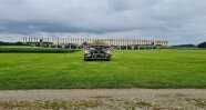 Güllefass mit moderner bodennaher Ausbringtechnik und NIR-Sensor im Einsatz.