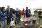 Ein Forscher zeigt Bodenproben im Feld.