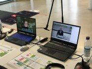 Auf einem Tisch stehen zwei Laptops